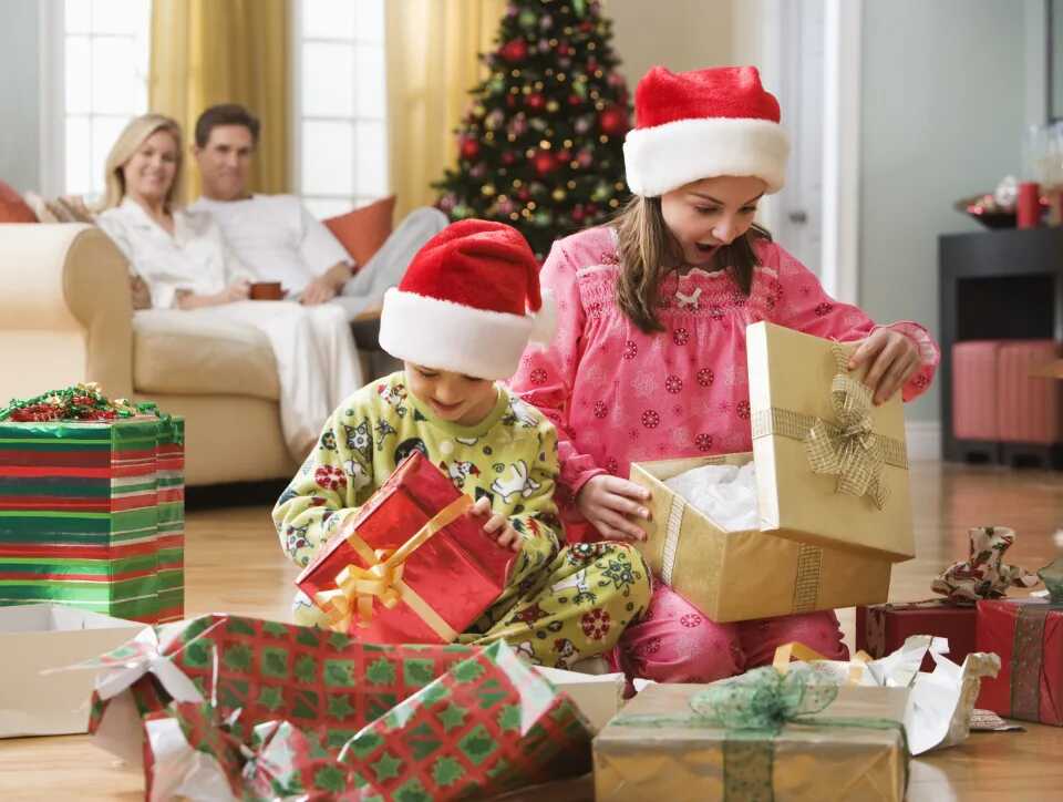 Des enfants qui déballent des Jouets de Noël 2021