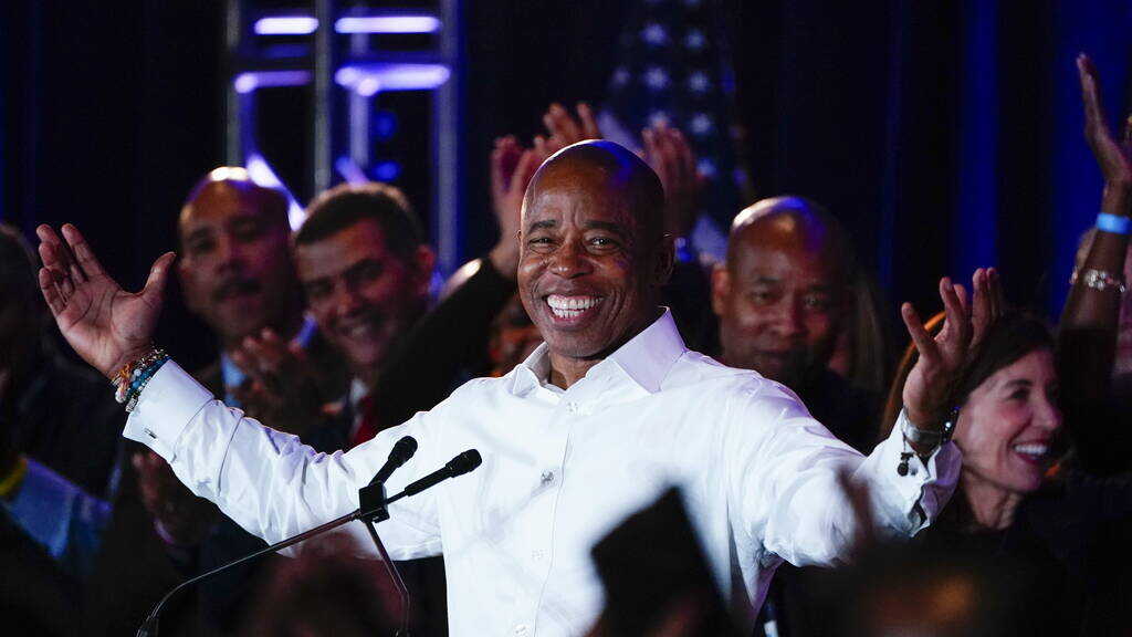 Eric Adams, fraîchement élu maire de New York et entouré de ses soutiens, mardi. (Frank Franklin II/AP)
