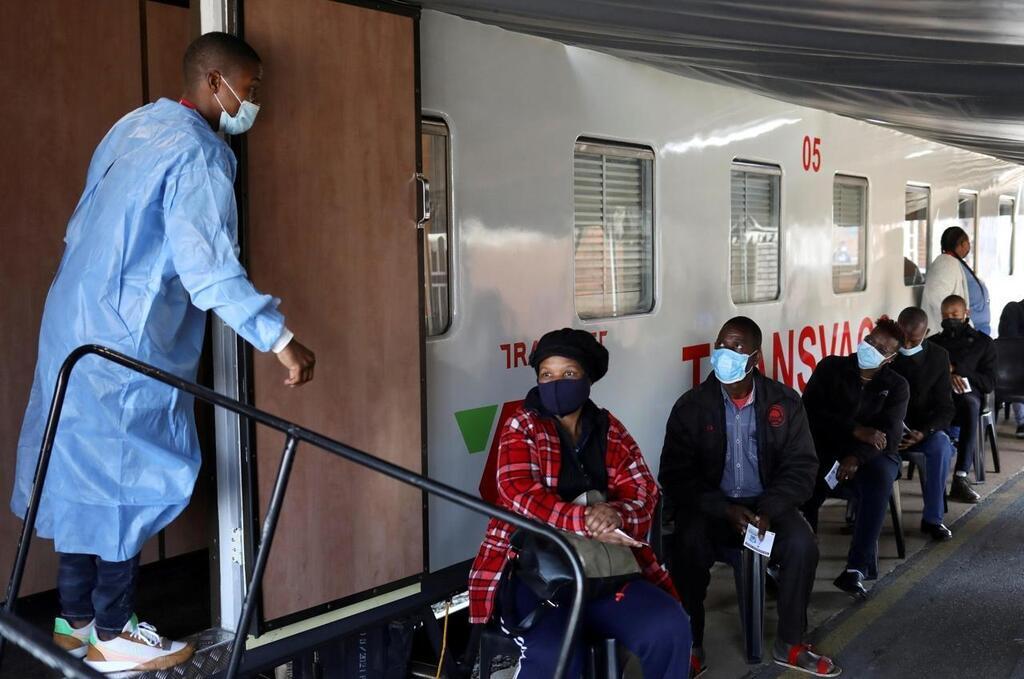 Des personnes attendent de se faire vacciner, en Afrique du Sud. © SIPHIWE SIBEKO / REUTERS