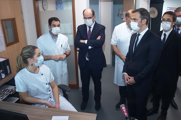 La visite de Jean Castex, Premier ministre, et Olivier Véran, ministre de la Santé, à l’hôpital de Girac (Angoulême), le jeudi 2 décembre 2021. • © Image Pool