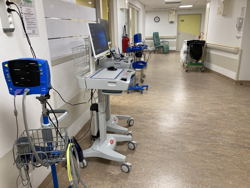 COULOIR HOPITAL MATERIEL-min