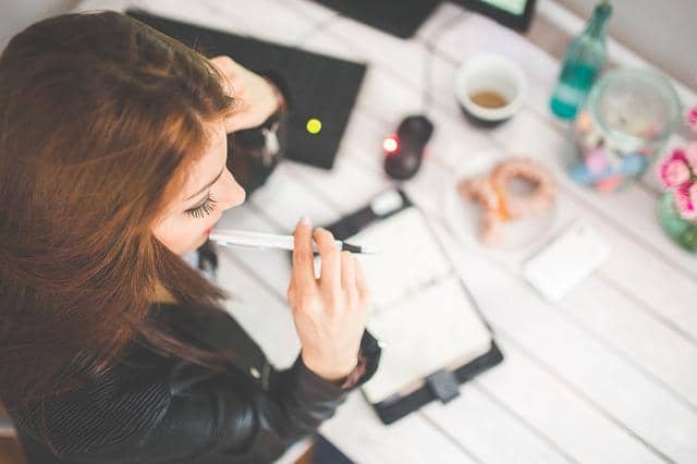 jeune femme travail etudiante-min