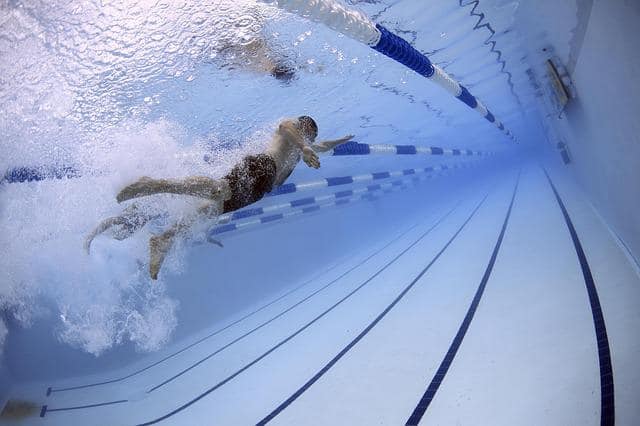 piscine nageur-min