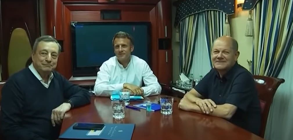train kiew macron-min