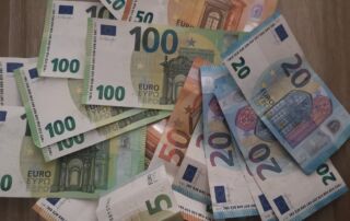 femmes en France travaillent gratuitement virement week-end de pâques Livret d'Épargne Populaire nouveautés 1er décembre 2023 augmentations salariales record inflation argent billets de banque millionnaires