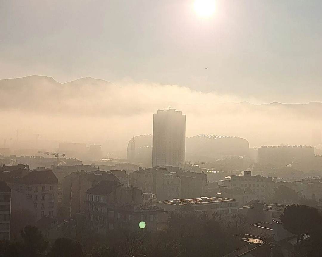 Pic de pollution mauvaise qualité de l'air plan gaz effet de serre