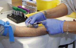 À partir du 1er septembre, les jeunes de moins de 26 ans pourront se faire dépister gratuitement pour quatre infections sexuellement transmissibles (IST) en laboratoire, sans ordonnance. Une initiative pour lutter efficacement contre la propagation de ces maladies. Un nouveau pas vers la prévention des IST À compter du 1er septembre, les jeunes de moins de 26 ans auront accès gratuitement au dépistage de quatre infections sexuellement transmissibles (IST) en plus du VIH. Cette mesure, inscrite dans un arrêté publié le 9 juillet au Journal officiel, permet le remboursement à 100 % par l'Assurance maladie des tests pour l'hépatite B, la syphilis, l'infection à chlamydia et la gonorrhée, sans besoin d'ordonnance. Historique des mesures de dépistage gratuit Depuis janvier 2022, le dépistage du VIH (virus de l'immunodéficience humaine) était déjà accessible sans ordonnance et entièrement pris en charge. Cette nouvelle extension du programme de dépistage gratuit pour les autres IST avait été annoncée en septembre 2022 et fait partie du projet de loi de financement de la Sécurité sociale pour 2023. Processus de dépistage en laboratoire Lors de leur arrivée au laboratoire, les patients seront invités à remplir un questionnaire pour aider les biologistes médicaux à déterminer les dépistages les plus appropriés en fonction de leurs pratiques sexuelles. Si un résultat positif est détecté, le biologiste prendra contact avec le patient pour l'orienter vers une structure de soins adaptée, garantissant ainsi un suivi médical adéquat.