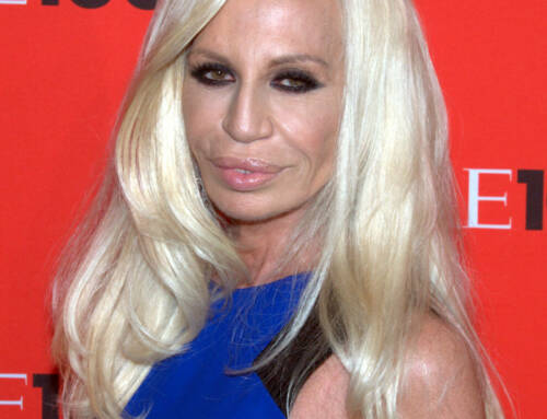 Le départ de Donatella Versace 69 ans de la direction artistique de la maison de couture italienne