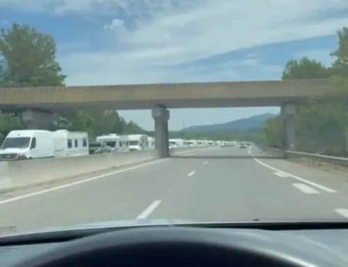 Hyères : une centaine de caravanes s’installent illégalement dans la pinède de l’hippodrome
