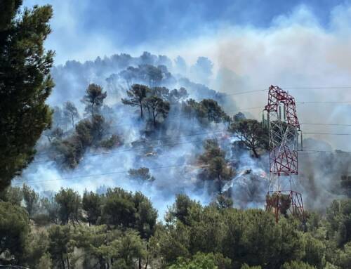 Feu de forêt en cours aux Pennes-Mirabeau dans les Bouches-du-Rhône, alerte extrême déclenchée