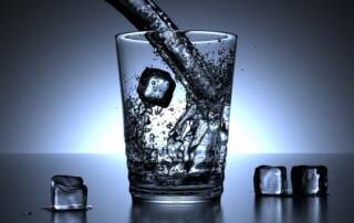 Hydratation lors des journées chaudes pourquoi l'eau seule ne suffit pas
