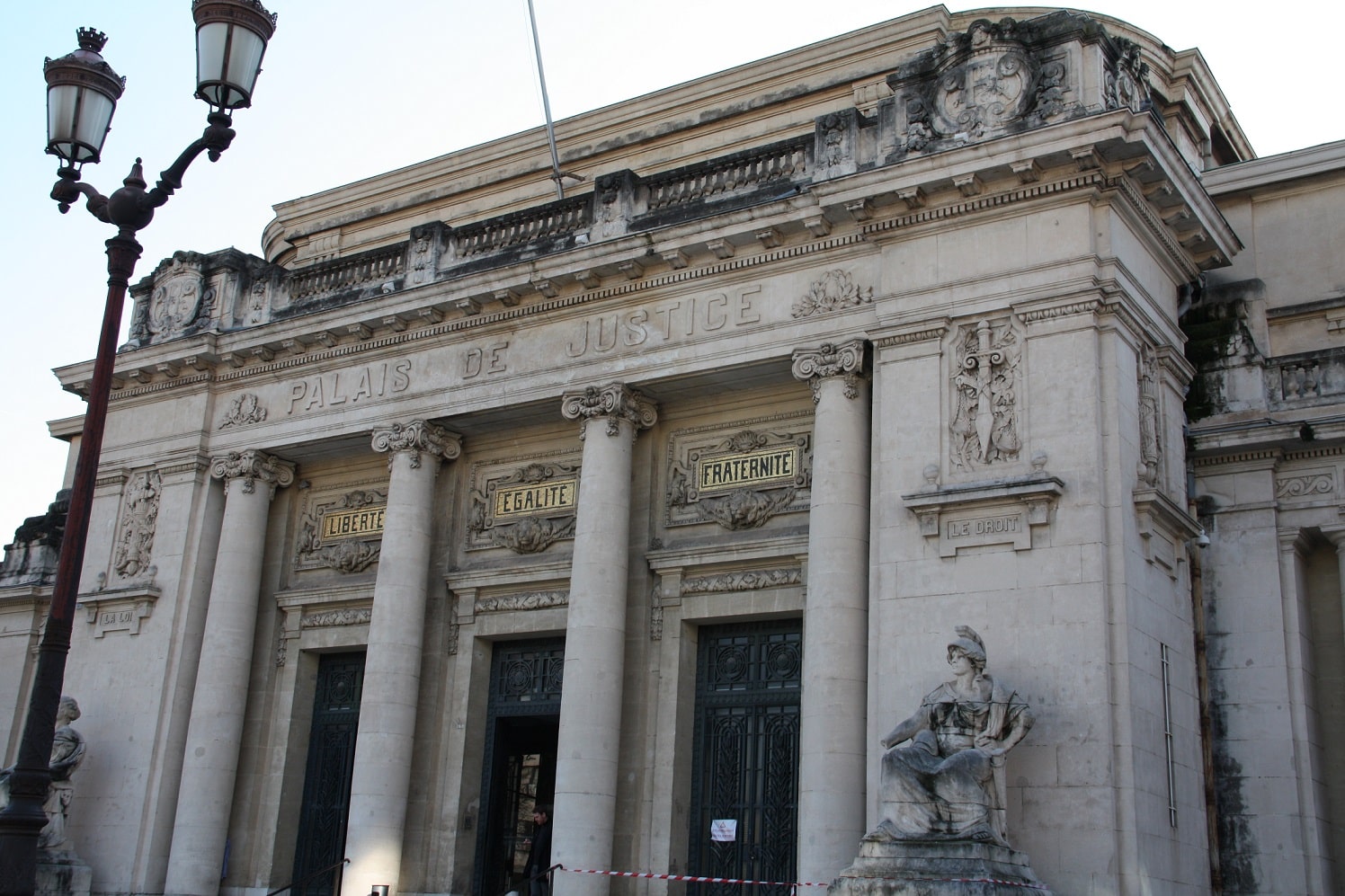 course poursuite Fréjus Hyères évasion tribunal Toulon éducateur de Toulon conduite en état d'ivresse élu opposition la seyneagression antisémite Relaxe prêtre Toulon toulon proxénète plainte Michel-Ange Flori var avocats toulon grève trois adolescents justice Hyères 4 000 postes justice vols violence toulon professeur grasse émeute La Seyne Benjamin Brière Tribunal Prof de français condamné mort de son voisin père prison var