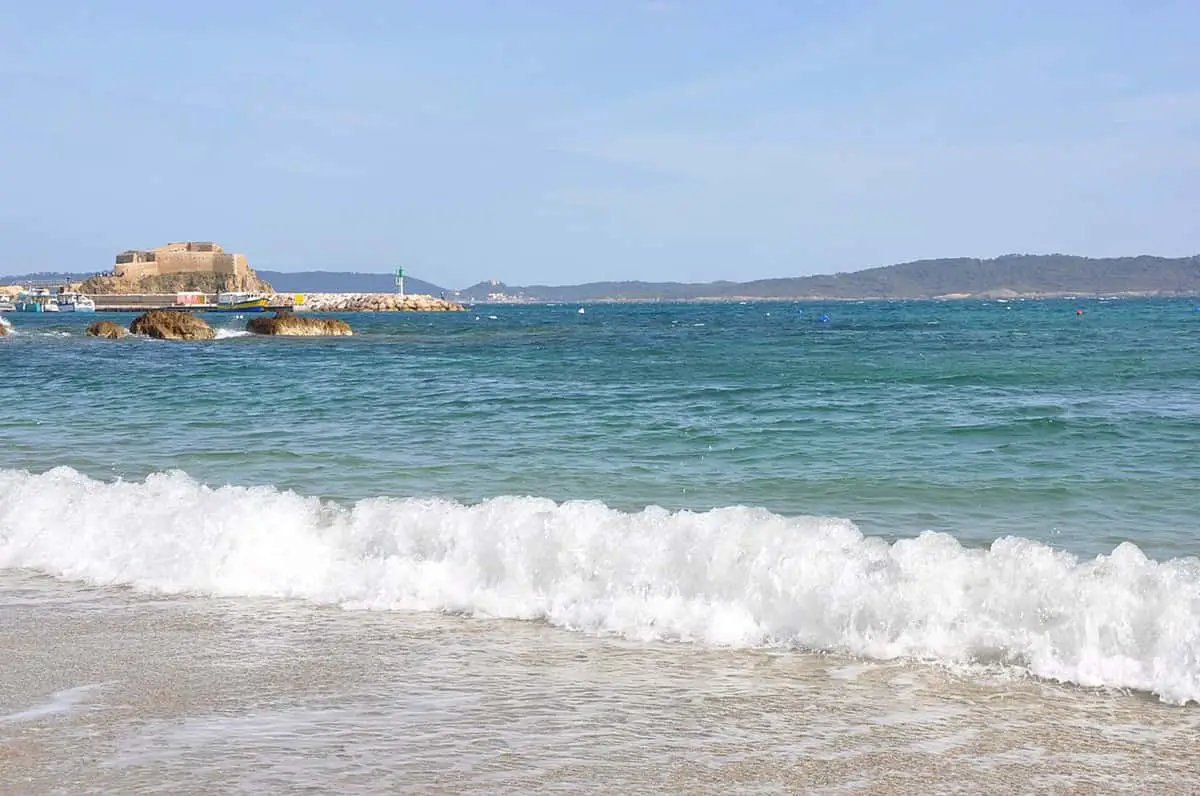 plages varoise interdite 16 août Plages de Hyères baignade parking facile Plages presqu'île Giens baignade parking