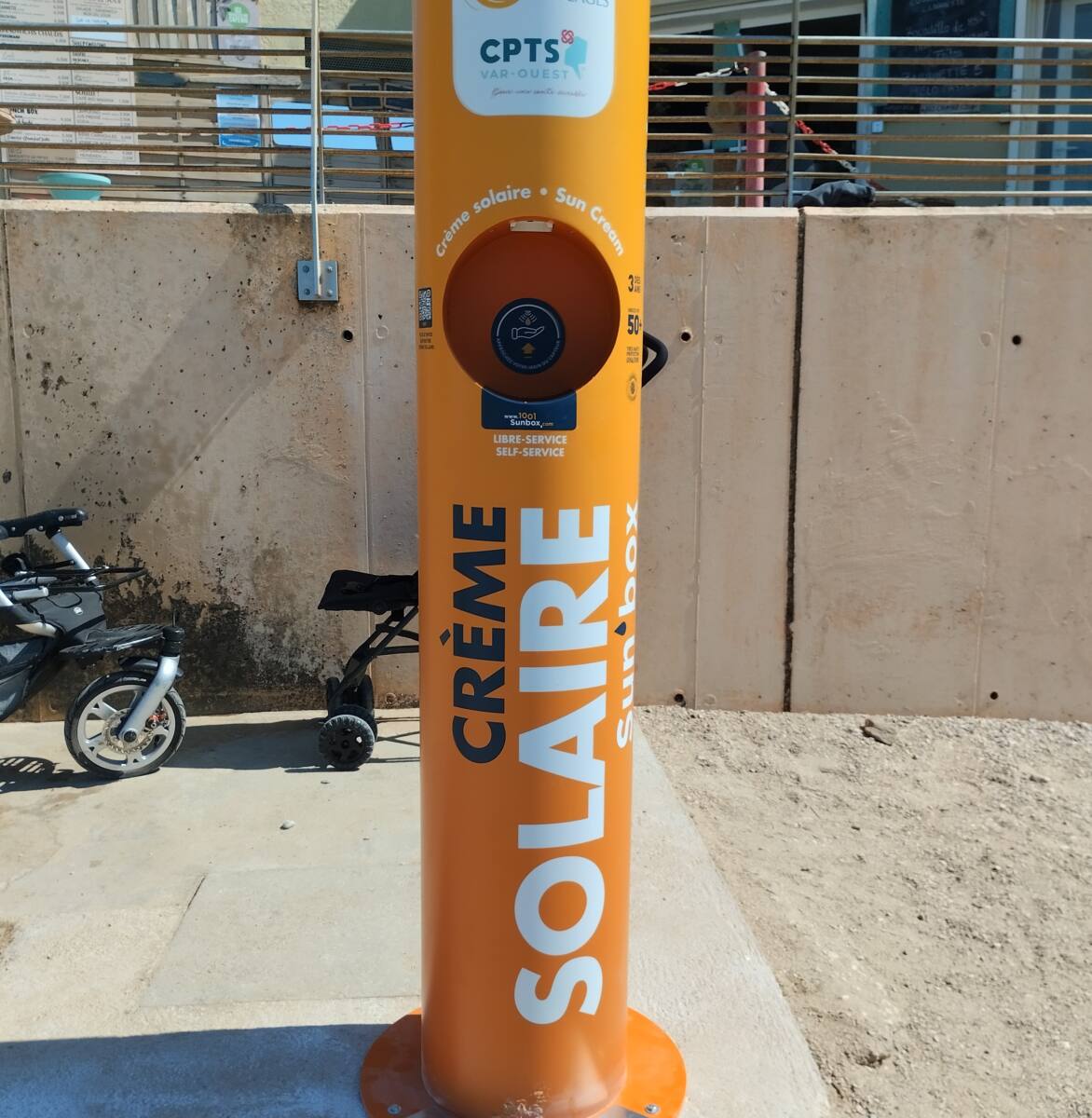 borne crème solaire