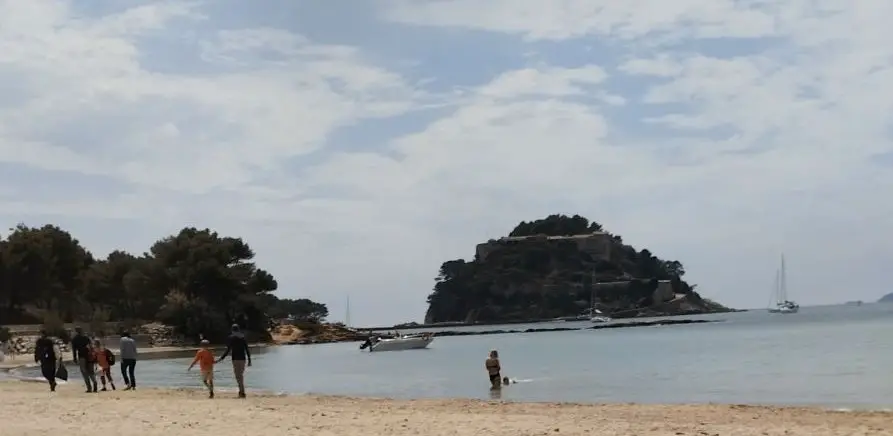 Macron Brégançon vacances Macron à Brégançon Plages Bormes-les-Mimosas baignade et parking facile