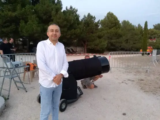 Johann Gironnet devant un télescope Dobson
