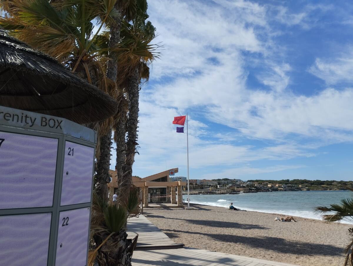 drapeau rouge plage