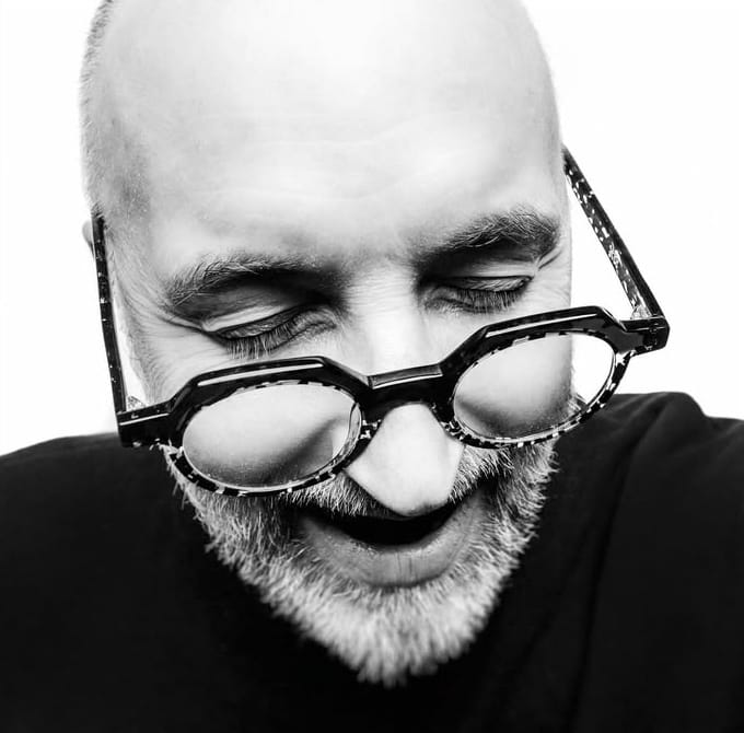Et si le voyage ne se résumait pas uniquement aux déplacements et à la mobilité ? Ulrick, passionné et talentueux photographe, nous fait découvrir son univers. Un voyage qui oscille entre le temps et le regard.