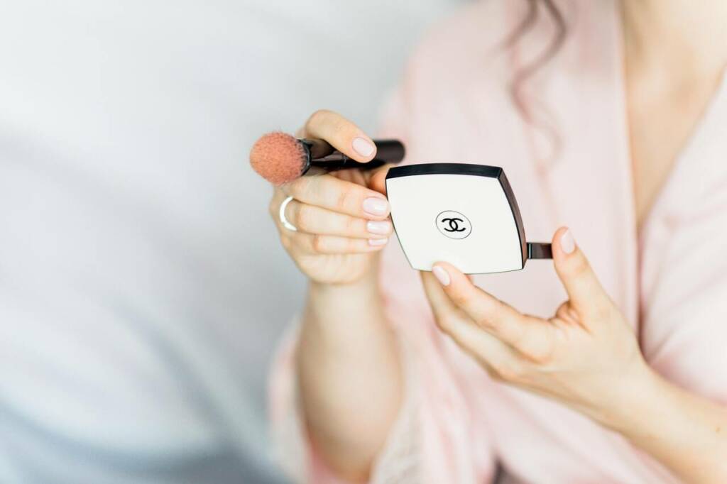 Liste des outils de maquillage essentiels proposée par l’équipe de Faut qu’on en parle