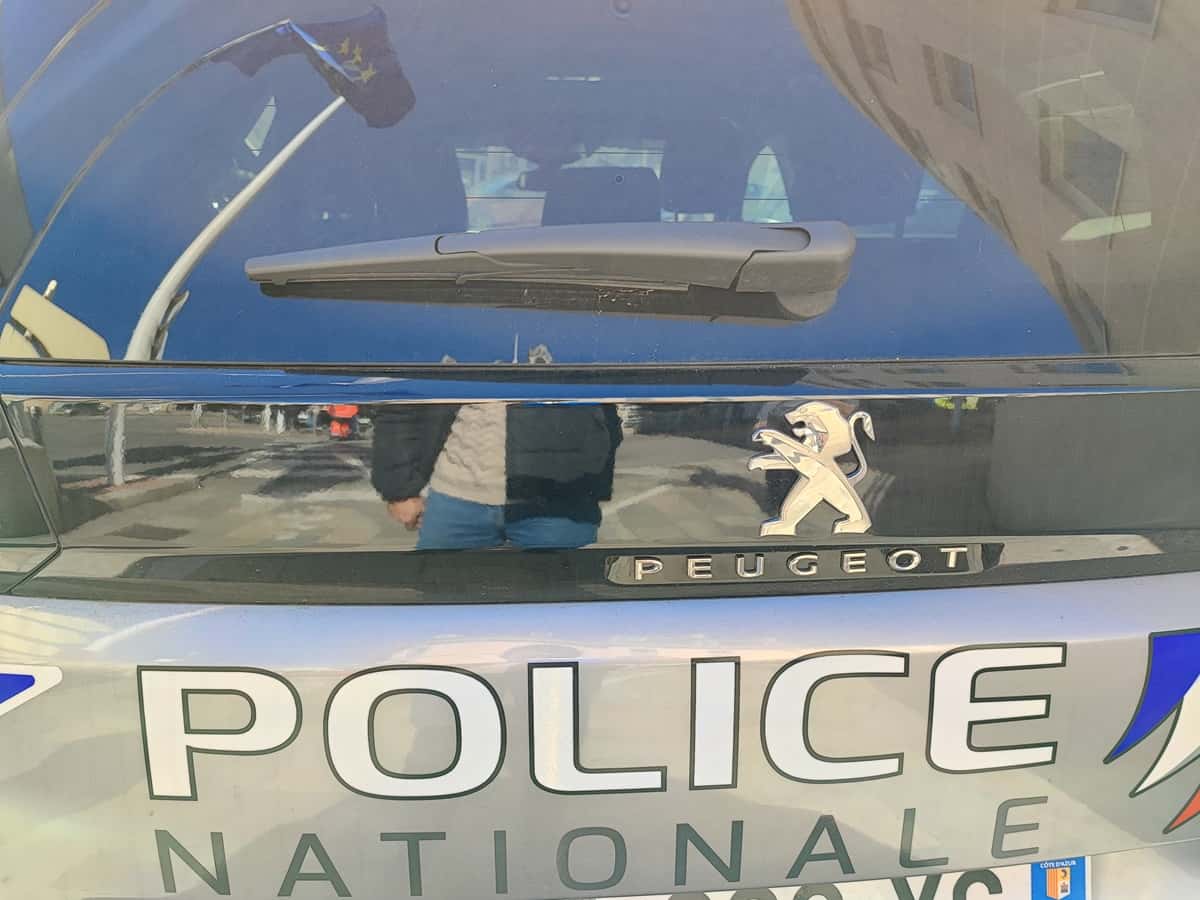 Féminicide Juan-les-Pins Nice Moulins homme égorgé enquête homicide Fusillade La Castellane Marseille élèves policiers agressés Toulon Marseille adolescent poignardé Cold case violences sexuelles Six-Fours Marseille école vol armé Homme interpellé Nice ex-compagne couteau vente drogue FC Martigues Accident Villeneuve-Loubet course-poursuite Marseille Cannes tirs Nice arrestation rixe deux policiers incarcérés policier villeneuve-loubet Saint-Raphaël mort naturelle fusillade à marseille