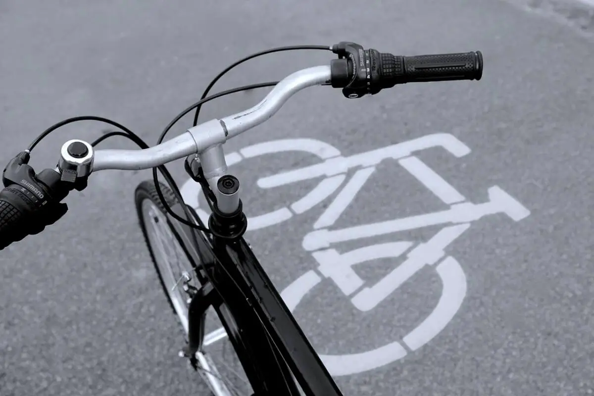 Vélo sur trottoir Var Code de la route sécurité cyclistes
