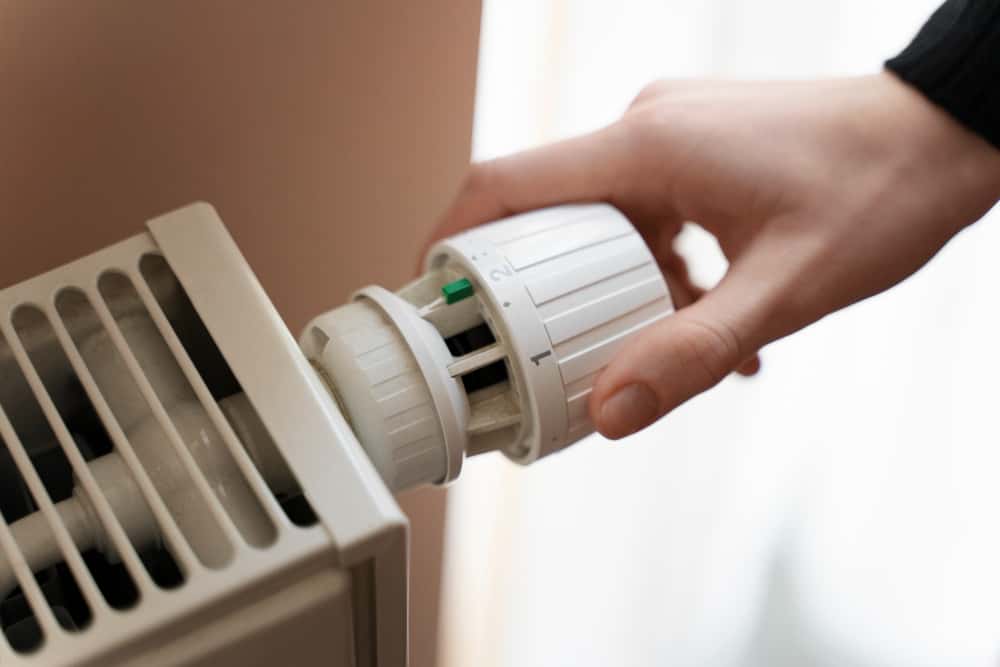 Chauffage écologique et économique Monoxyde de carbone Var astuce contre le froid Hausse limitée des taxes sur l’électricité en 2025 cuers aide au chauffage chèque énergie HLM sans chauffage toulon