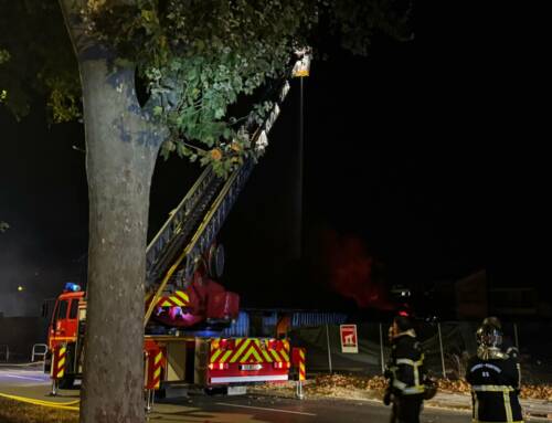 Incendie spectaculaire à Nice : une dizaine de véhicules et un entrepôt de pneumatiques détruits boulevard du Mercantour