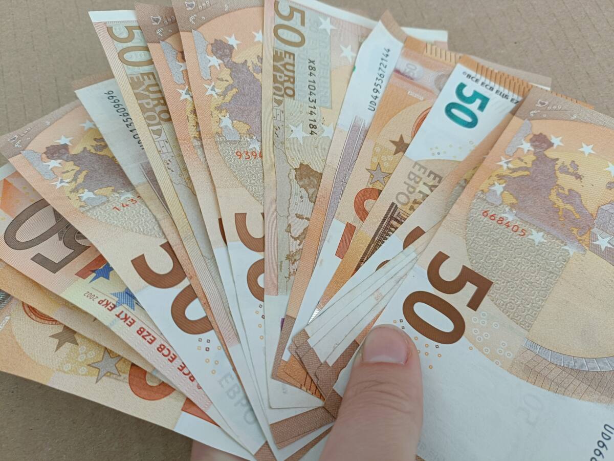 Liasse de billet tendue
