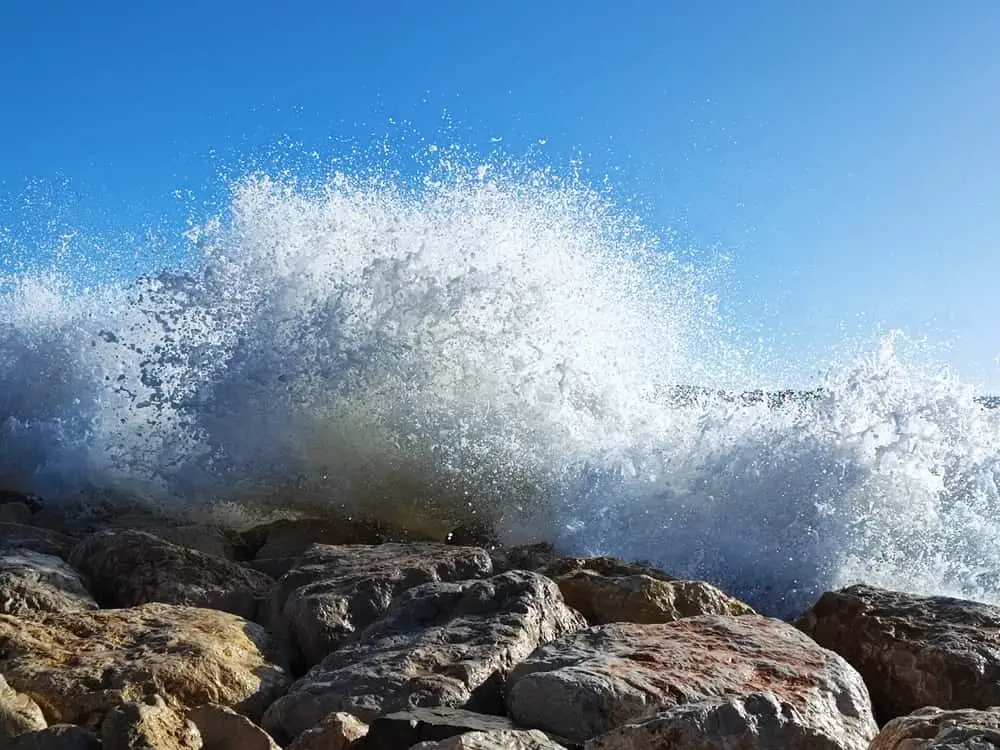 houle vagues dangereuses vigilance jaune vagues-submersion risques sur le littoral Tsunami Méditerranée risque submersion var météo var tsunami var tempête Gerrit le Var vent et vagues vigilance jaune vagues résidents fascinés vagues tempête Frederico