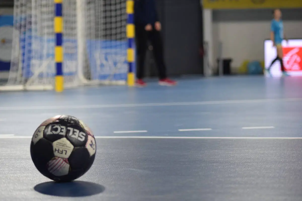 commotions tête handball Saint-Raphaël PSG Handball choc Palais des Sports JFKSaint-Raphaël Handball victoire Istres Toulon Métropole Handball Brest handball femme équipe de France féminine de handball Saint-Raphaël Mors-Thy Coupe d’Europe handball