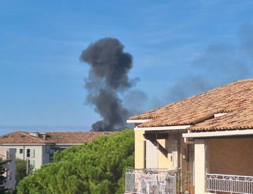 Important déploiement des secours pour un incendie en cours au chantier naval de Sanary-sur-Mer
