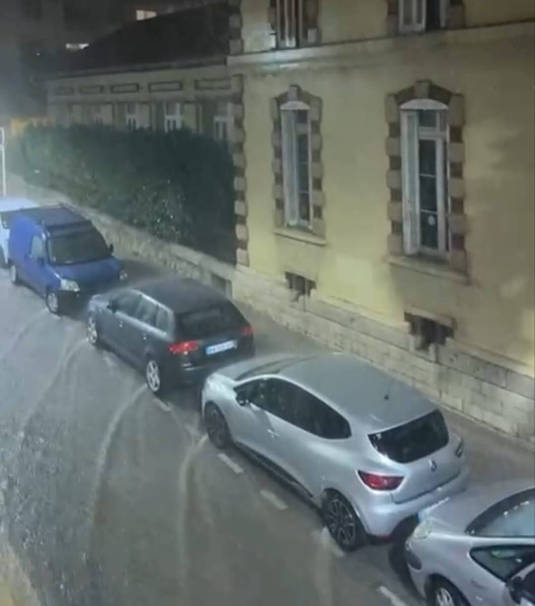 Un épisode météorologique intense a touché les Bouches-du-Rhône ce lundi, plaçant le département en vigilance orange pour pluie et inondation. Une mobilisation continue face à l’intensité des précipitations Depuis le début de l’après-midi, les sapeurs-pompiers des Bouches-du-Rhône ont été fortement sollicités. En seulement quelques heures, le centre d’appel a enregistré plus de 2 800 sollicitations, soit davantage qu’en une journée entière. Cette activité exceptionnelle a conduit les secours à intervenir à 300 reprises sur l’ensemble du département. Les missions menées concernent principalement des reconnaissances, des opérations de pompage ainsi que des assistances aux populations. Des communes particulièrement touchées Parmi les zones les plus impactées figurent Arles, Saint-Rémy-de-Provence, Châteaurenard, Salon-de-Provence, Istres, Miramas, Vitrolles, Rognac, Martigues et Aix-en-Provence. Ces communes ont concentré une grande partie de l’activité opérationnelle des Pompiers13, mobilisés pour sécuriser les habitants et protéger les infrastructures. À Salon-de-Provence et à Aix-en-Provence, les secours ont dû intervenir sur des feux d’habitations déclenchés par des impacts de foudre. Des interventions toujours en cours Ce lundi soir, les opérations se poursuivent notamment à Cassis, Martigues et dans le secteur des Alpilles. Les pompiers interviennent sur des incidents liés à des inondations, des caves et routes submergées, ou encore des arbres couchés par les vents. Malgré l’ampleur de l’épisode orageux, aucune victime n’est à déplorer à ce stade. L’orage se déplace désormais vers l’est, marquant une accalmie progressive sur le département.