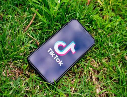 « Tired Girl Makeup » : les cernes deviennent un atout beauté sur TikTok
