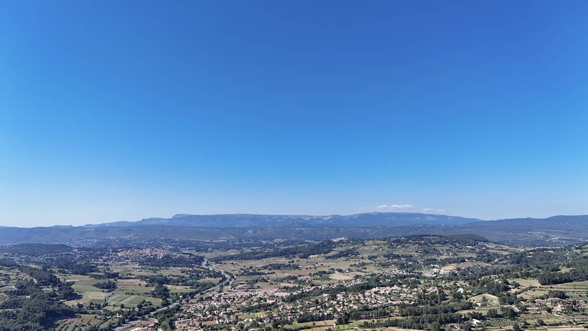 Vue vers la sainte baume, soleil et ciel bleu