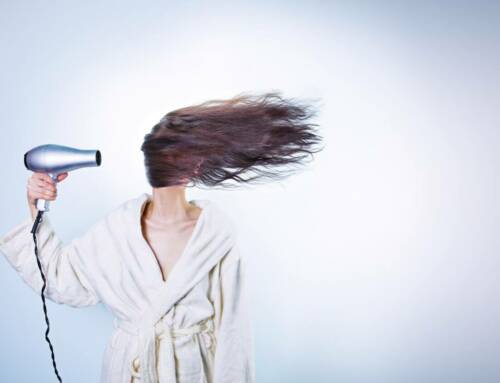 Cheveux cassants ? Et si le vrai coupable était l’air que vous respirez.