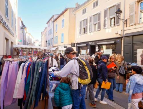 La grande braderie de Saint-Tropez anime le centre-ville tout le week-end