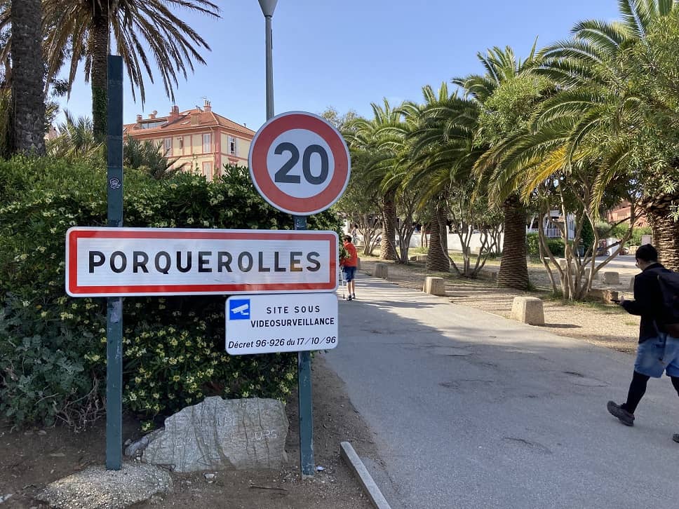 PORQUEROLLES PANNEAU VILLE fort ste agathe eau potable porquerolles chantier alimentation eau potable Porquerolles pollution 20 km/h vignoble porquerolles record de chaleur porquerolles tourisme de masse