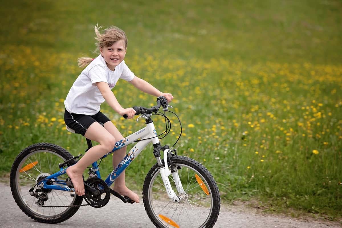 enfant en velo-min Boucles Farlédoises La Farlède 2025 accueil de mineurs dans le Var a partir de quel age un enfant seul à la maison