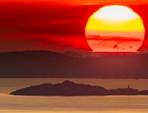 Un lever de soleil spectaculaire sur l’île du Grand Ribaud à Hyères