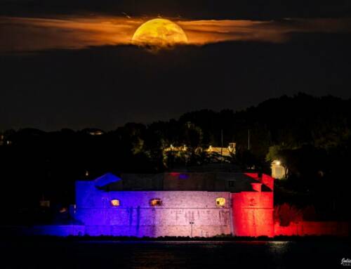 Une lune presque pleine illumine la Tour Royale à Toulon