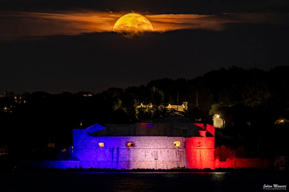 Ce 8 octobre 2025 à 19h48, le photographe Julien Mauceri a immortalisé un spectacle céleste saisissant : une lune gibbeuse décroissante à 99 %, dominant majestueusement la Tour Royale de Toulon. Le cliché, partagé en collaboration avec la Ville de Toulon, met en valeur la beauté du patrimoine toulonnais sous la lumière argentée de l’astre lunaire. La Tour Royale, symbole emblématique du littoral toulonnais, se pare ainsi d’une atmosphère presque mystique. Entre mer calme, ciel dégagé et clarté lunaire exceptionnelle, les conditions étaient idéales pour capturer cet instant suspendu. Ce type de lune, située juste après la pleine lune, offre un éclat intense et des contrastes parfaits pour les photographes. Une scène poétique et apaisante qui rappelle combien le ciel de Toulon, entre patrimoine et nature, réserve toujours des moments d’émerveillement.