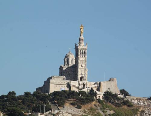 Un hélicoptère va replacer la couronne redorée sur la tête de la Bonne Mère à Marseille
