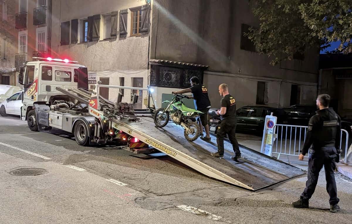 adolescent moto non conforme
