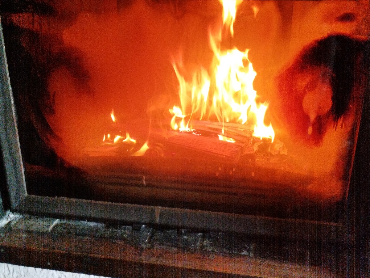vitre d'insert noircie cheminée