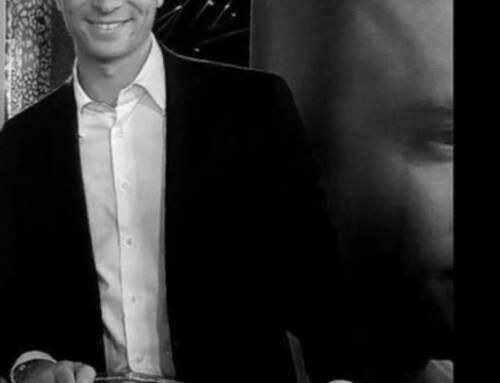 Jordan Bardella en séance de dédicaces à Toulon pour son livre “Ce que veulent les Français”