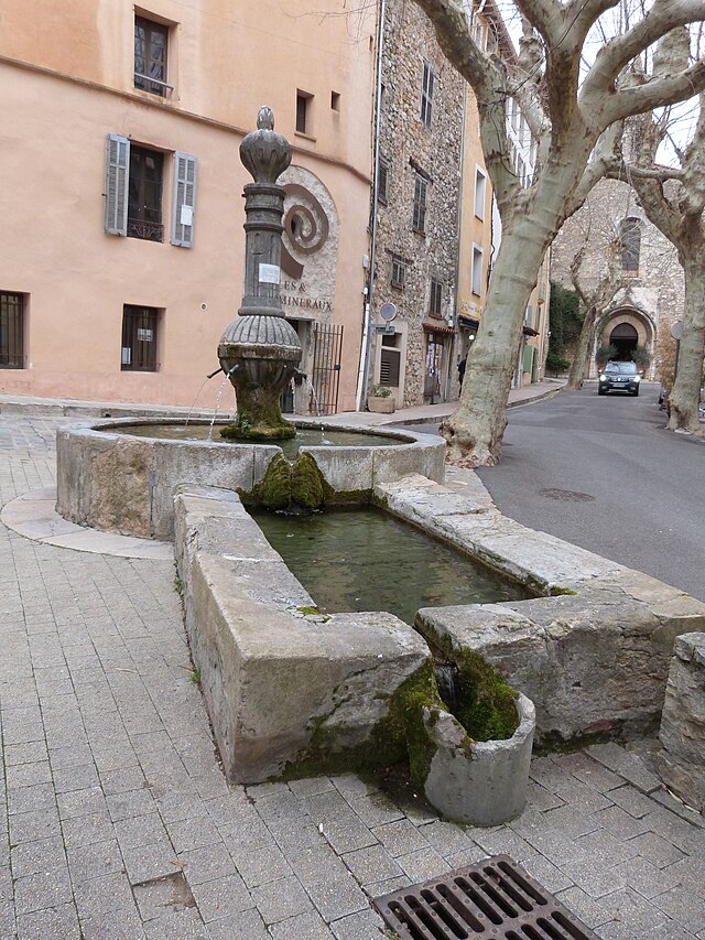 Fontaine place Mairie Bargemon