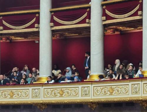 Le Voile à l’Assemblée Nationale : Pourquoi la loi autorise ce que l’école interdit