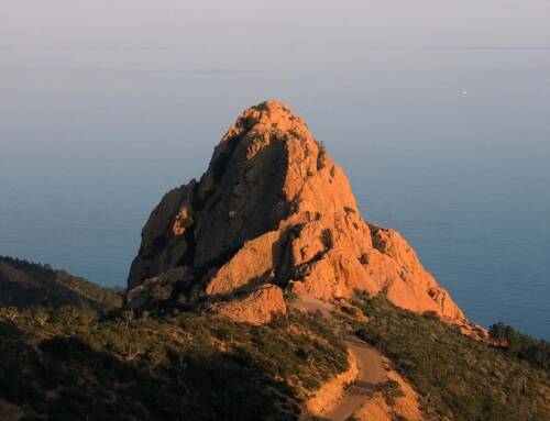 Un homme chute du Rocher Saint-Barthélémy lors d’une escalade à Saint-Raphaël