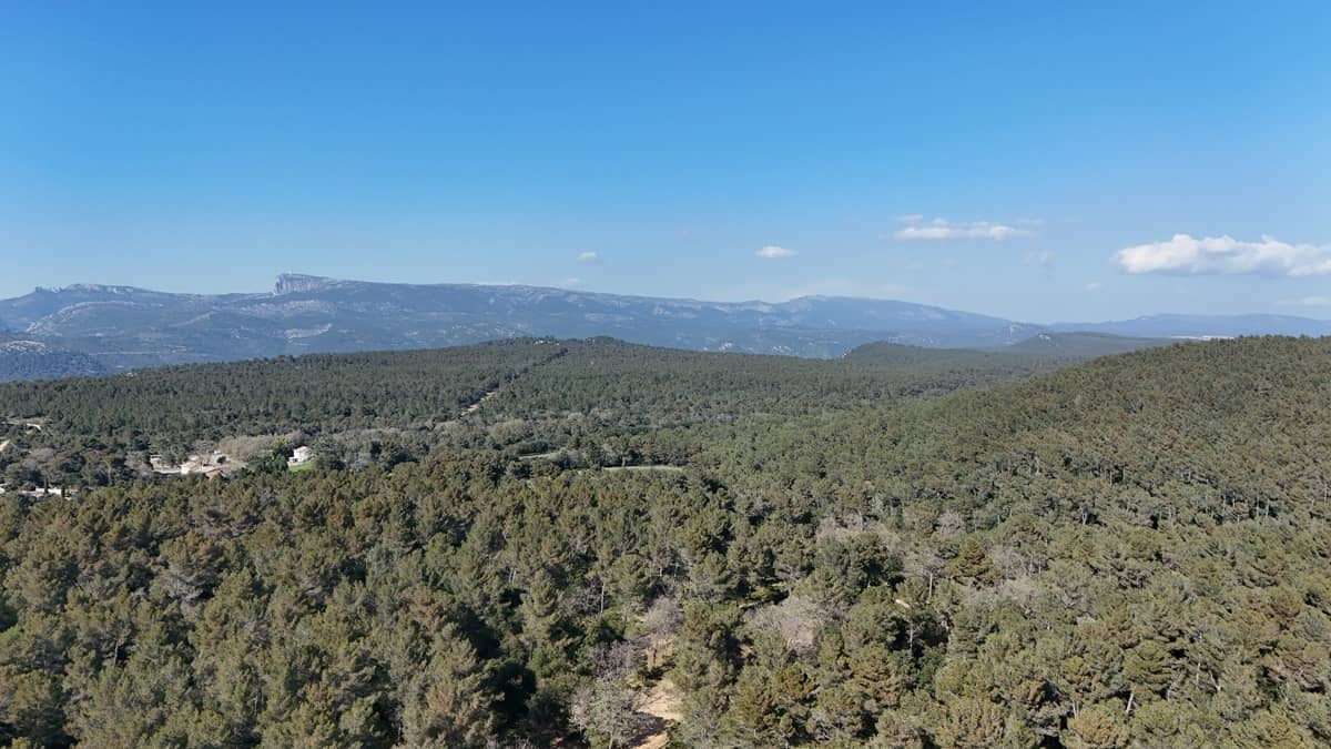 VUE VERS SAINTE BEAUME LEGER NUAGE PETITS SOLEIL Vue vers Sainte Baume au loin
