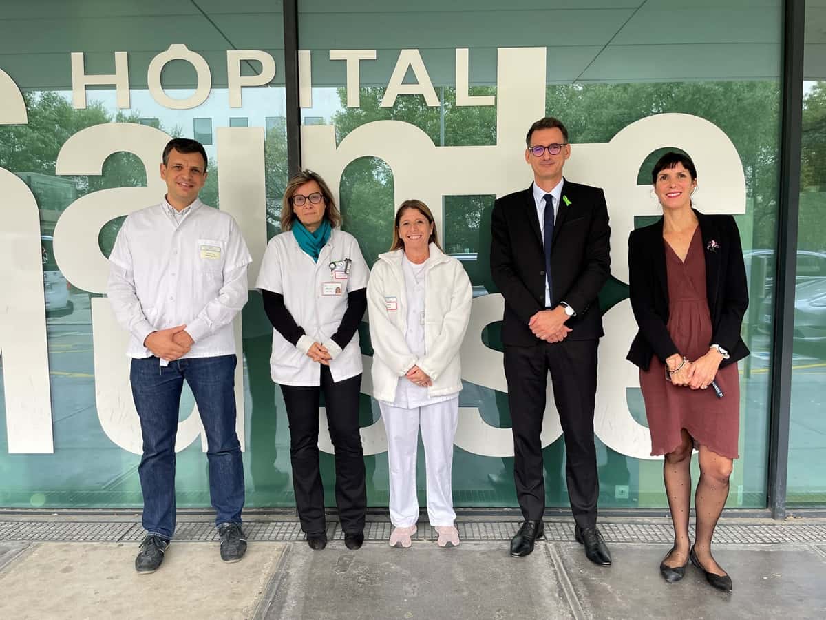 : De gauche à droite : Dr Pierre-Olivier FAIS, Dr Patricia CARRIER, Dr Valérie DAHAN, Yann LE BRAS, directeur du CHITS, Elisabeth COULOMB, adjointe au directeur